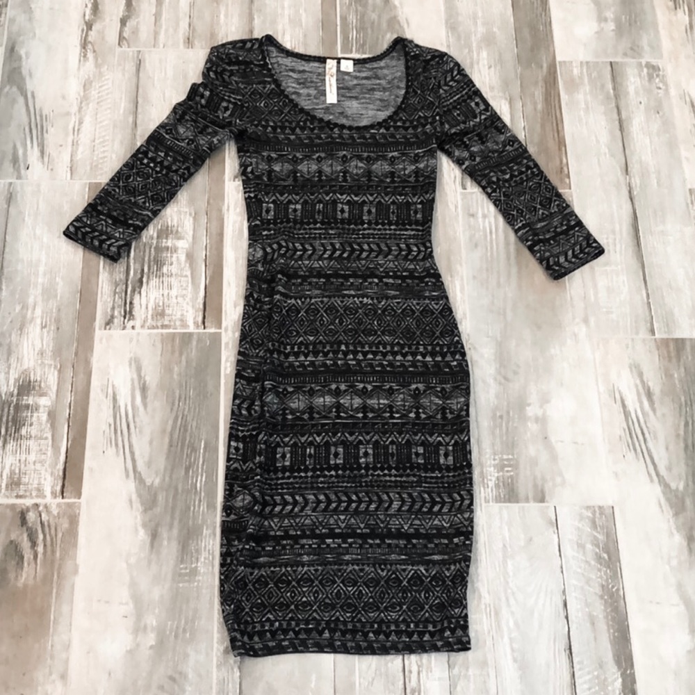 Black and gray 3/4 sleeve dress